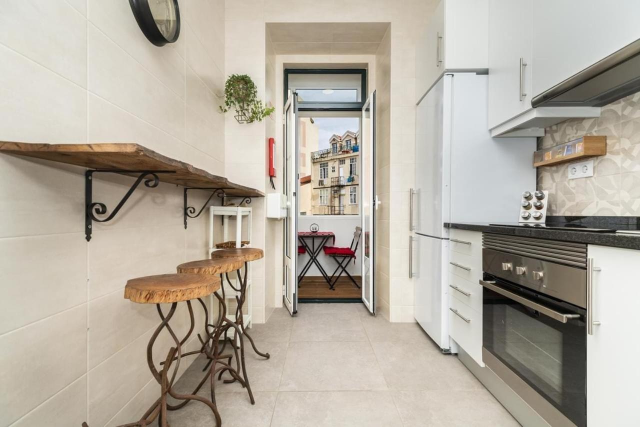 Retro M2 R4 - Lovely Double Room With Shared Bathroom Lisbon Bagian luar foto
